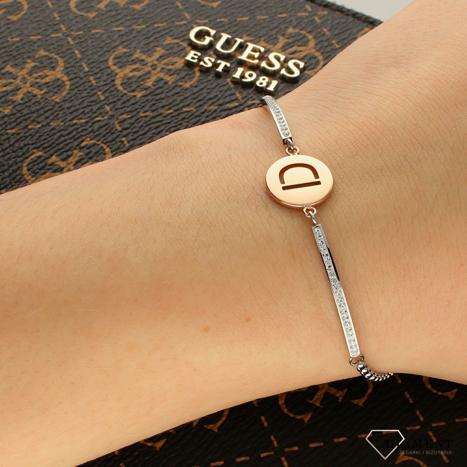 Bransoletka Nomination Italy z kolekcji Milleluci Letters. Wykonana ze stali szlachetnej, zdobiona mieniącymi się, błyszczącymi cyrkoniami pave oraz zawieszką z literą D w kolorze różowego złota..jpg